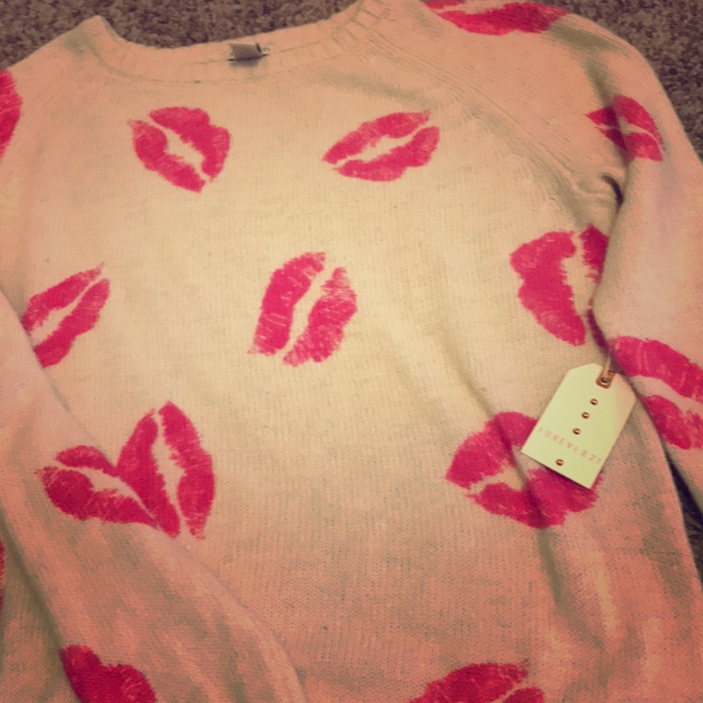 Sweater with pink kisses